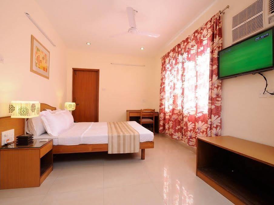 Hotel Brisa Marina Caranzalem Екстер'єр фото