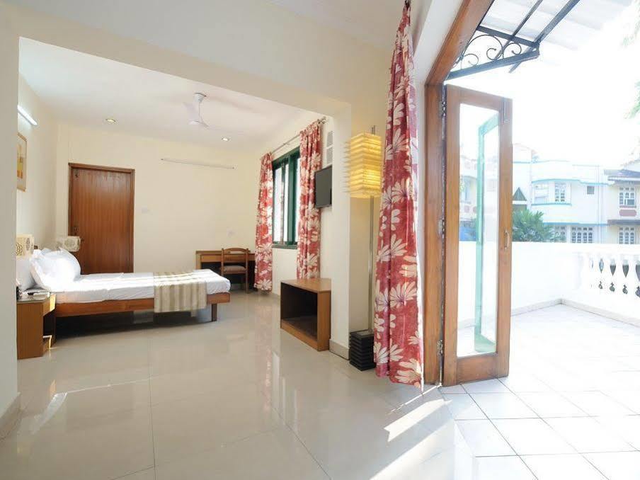 Hotel Brisa Marina Caranzalem Екстер'єр фото